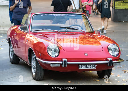 Ancona, Italien - September 23th, 2018: Fiat 850 Spider Wandelanleihe zu einem Oldtimer Ausstellung in Ancona, Italien. Stockfoto