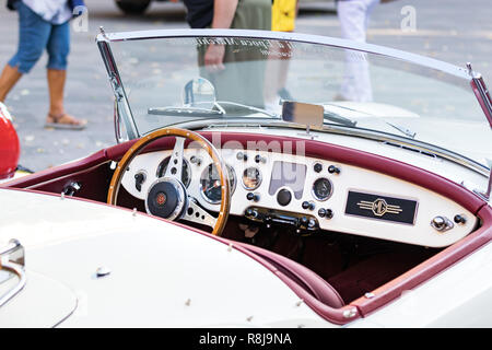 Ancona, Italien - September 23th, 2018: Lenkrad und Armaturenbrett des MG MGA 1960 - 61 Oldtimer an einem Oldtimer Ausstellung in Ancona, Italien. Stockfoto