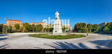 Ancona, Italien - September 23th, 2018: Die Piazza Cavour Square. und die Statue von Camillo Benso von Cavour, erster Präsident der Italienischen Rat im 1. Stockfoto