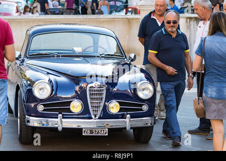 Ancona, Italien - September 23th, 2018: Ein Alfa Romeo 1900 C Super Sprint (1955) an einem Oldtimer Ausstellung in Ancona, Italien. Stockfoto