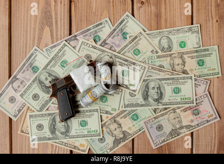 Pistolen und Drogen vor dem Hintergrund der Dollar. Stockfoto