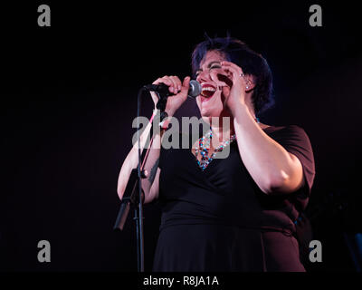 Hannah Williams und die Bestätigungen im La [2] de Apolo, Barcelona, Spanien. Foto: Mariano Anton. Dezember 2018 Stockfoto