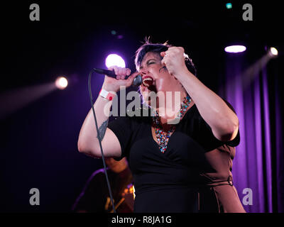 Hannah Williams und die Bestätigungen im La [2] de Apolo, Barcelona, Spanien. Foto: Mariano Anton. Dezember 2018 Stockfoto