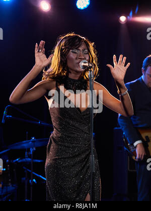 Koko Jean Davis mit der Ecitements im La [2] de Apolo, Barcelona, Spanien. Foto: Mariano Anton. Stockfoto