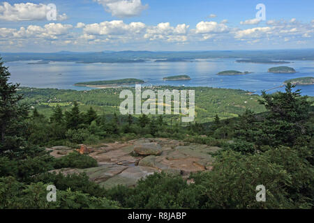 Bar Harbor, Maine, wie vom Gipfel des Cadillac Mountain an einem sonnigen Sommertag gesehen. Stockfoto