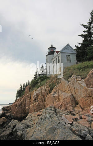 Bass Harbor Head Lighthouse an der felsigen Küste von Bass Harbor, Maine. Stockfoto