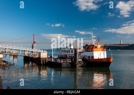 Lissabon, Portugal - Dezember 31, 2011: Bord ein cacilheiro Boot in der Stadt Lissabon, Portugal, mit den 25 April Brücke auf der backgroun Stockfoto