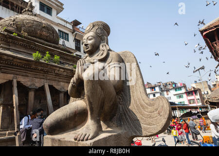 Eine betende Statue in Durbar Square, ein Weltkulturerbe der Unesco in Kathmandu, Nepal Stockfoto