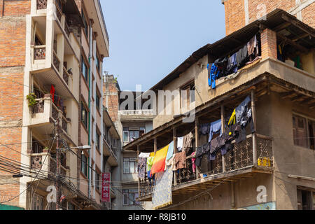 Kleidung aufhängen auf Linie außerhalb eines Gebäudes in Kathmandu, Nepal Stockfoto