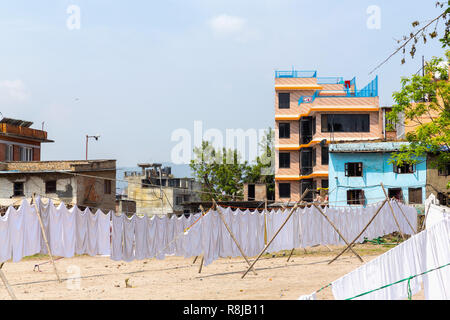 Frisch gewaschen, weißen Laken hängen in Kathmandu, Nepal zu trocknen Stockfoto