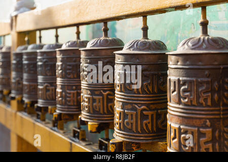 Reihe von gebetsmühlen an der Boudhanath Stupa in Kathmandu, Nepal Stockfoto