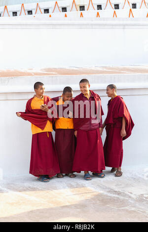 Gruppe von Jungen lachen buddhistischen Mönche an der Boudhanath Stupa in Kathmandu, Nepal Stockfoto