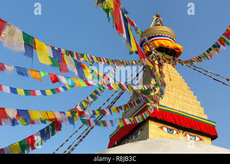 Gebetsfahnen an der Boudhanath Stupa in Kathmandu, Nepal fliegen Stockfoto