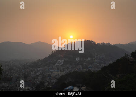 Sonnenuntergang über den Hügeln von Kathmandu aus der Swayambhunath (Monkey Tempel), Kathmandu, Nepal, Asien Stockfoto
