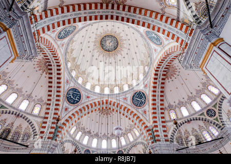 Farbenfroh und detaillierte Decke einer Moschee Stockfoto