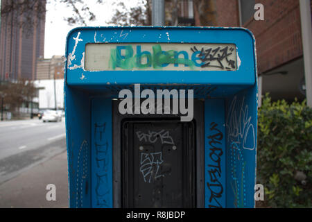 Alte Graffiti Blau Phonebooth Stockfoto