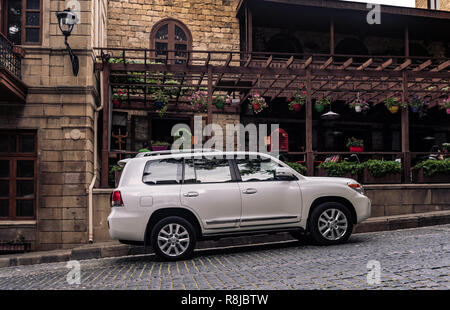 Baku/Aserbaidschan - 10. Mai 2018. Moderne Autos in der Altstadt Stockfoto