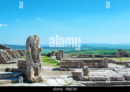 Kopflose Statue in der antiken römischen Stadt Dougga in Tunesien Stockfoto