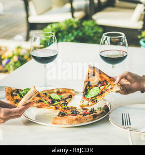 Im Sommer Mittag- oder Abendessen mit Pizza und Wein Stockfoto