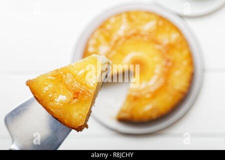 Stück Ananas auf den Kopf Kuchen. Ansicht von oben. Flache konzentrieren. Stockfoto