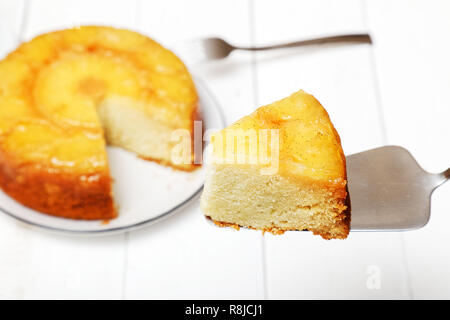 Stück Ananas auf den Kopf Kuchen. Flache konzentrieren. Stockfoto