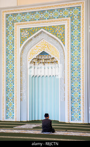 Muslim, Mann, der betet, mihrab der Hazroti Imom Freitag Moschee, Taschkent, Usbekistan Stockfoto