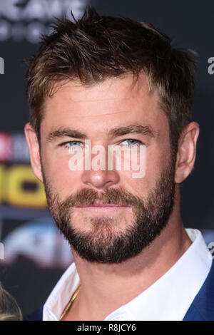 HOLLYWOOD, Los Angeles, CA, USA - 10. Oktober: Schauspieler Chris Hemsworth tragen Hugo Boss kommt an der Los Angeles Premiere von Disney und Marvel 'Thor: Ragnarök' am El Capitan Theatre am 10. Oktober 2017 in Hollywood, Los Angeles, Kalifornien, USA. (Foto von Xavier Collin/Image Press Agency) Stockfoto