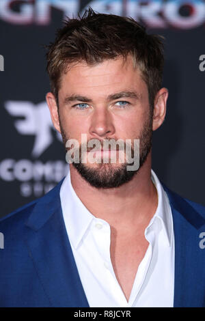 HOLLYWOOD, Los Angeles, CA, USA - 10. Oktober: Schauspieler Chris Hemsworth tragen Hugo Boss kommt an der Los Angeles Premiere von Disney und Marvel 'Thor: Ragnarök' am El Capitan Theatre am 10. Oktober 2017 in Hollywood, Los Angeles, Kalifornien, USA. (Foto von Xavier Collin/Image Press Agency) Stockfoto