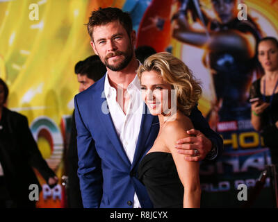 HOLLYWOOD, Los Angeles, CA, USA - 10. Oktober: Schauspieler Chris Hemsworth (Tragen von Hugo Boss) und Frau/Schauspielerin Elsa Pataky (Victoria Beckham) kommen an der Los Angeles Premiere von Disney und Marvel 'Thor: Ragnarök' am El Capitan Theatre am 10. Oktober 2017 in Hollywood, Los Angeles, Kalifornien, USA. (Foto von Xavier Collin/Image Press Agency) Stockfoto