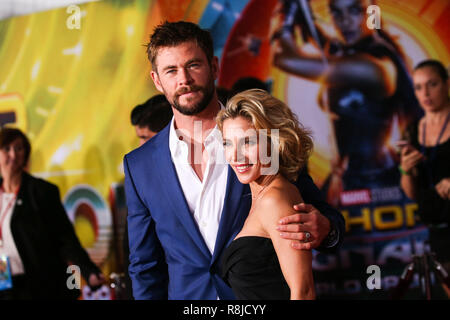 HOLLYWOOD, Los Angeles, CA, USA - 10. Oktober: Schauspieler Chris Hemsworth (Tragen von Hugo Boss) und Frau/Schauspielerin Elsa Pataky (Victoria Beckham) kommen an der Los Angeles Premiere von Disney und Marvel 'Thor: Ragnarök' am El Capitan Theatre am 10. Oktober 2017 in Hollywood, Los Angeles, Kalifornien, USA. (Foto von Xavier Collin/Image Press Agency) Stockfoto