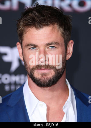 HOLLYWOOD, Los Angeles, CA, USA - 10. Oktober: Schauspieler Chris Hemsworth tragen Hugo Boss kommt an der Los Angeles Premiere von Disney und Marvel 'Thor: Ragnarök' am El Capitan Theatre am 10. Oktober 2017 in Hollywood, Los Angeles, Kalifornien, USA. (Foto von Xavier Collin/Image Press Agency) Stockfoto