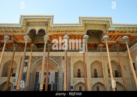 Buchara, Usbekistan August 31 Bolo Haouz Moschee. Haupteingang Dünne Spalten aus lackiertem Holz. Berühmten Unesco historische antike Stätte in Ostasien Stockfoto