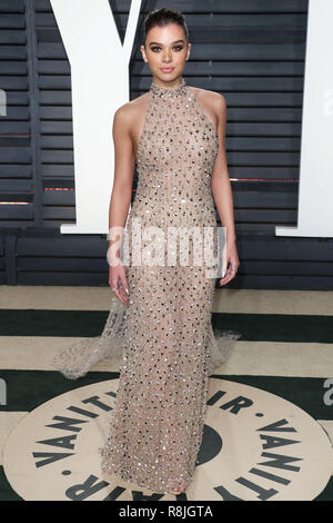 BEVERLY HILLS, Los Angeles, CA, USA - 26. Februar: Hailee Steinfeld kommt an der 2017 Vanity Fair Oscar Party im Wallis Annenberg Center für Darstellende Künste hielt am 26. Februar 2017 in Beverly Hills, Los Angeles, Kalifornien, Vereinigte Staaten. (Foto von Xavier Collin/Image Press Agency) Stockfoto
