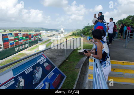 Die Menschen sehen, wie ein Schiff durch den erweiterten Kanal an der Panama Canal Expansion Visitor Center führt Stockfoto