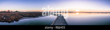 Holzsteg durch die Gezeiten Sümpfe von Alviso, Don Edwards San Francisco Bay National Wildlife Refuge, San Jose, Kalifornien; Sonnenuntergang Stockfoto