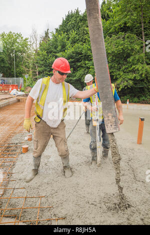 Das Gießen der Betonplatte bei Maggies Cardiff Stockfoto