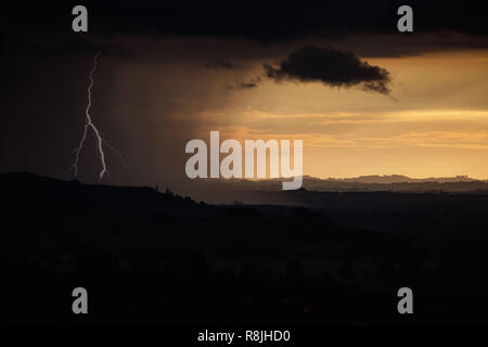 Ein Foto von einem großen, dunklen regen Sturm Cloud anfahren Stockfoto