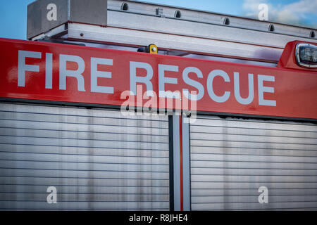 Eine Nahaufnahme von einem geparkten Feuerwehr Lkw Stockfoto