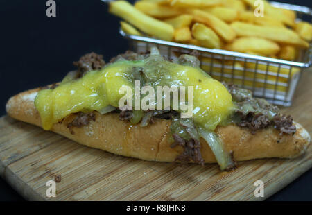 Philadelphia Cheese Steak mit Kartoffeln Pommes frites Stockfoto