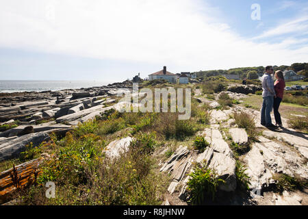 Ein paar stehend auf den Felsen am Dyer Punkt in Cape Elizabeth, Maine. Stockfoto