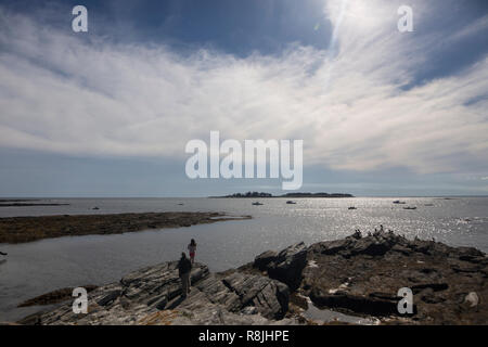 Ein Paar zu Fuß auf den Felsen am Wasserkocher Cove, Cape Elizabeth, Maine. Stockfoto