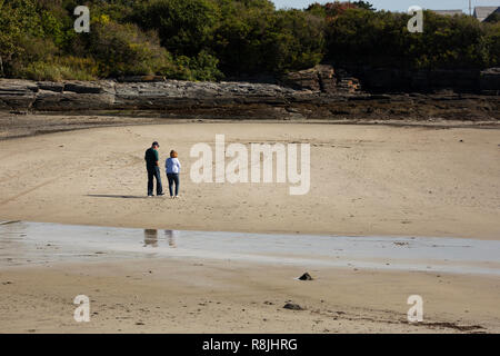 Ein älteres Ehepaar zu Fuß am Strand von Wasserkocher Cove, Cape Elizabeth, Maine. Stockfoto