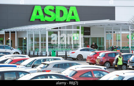 Asda Livingston Store aktualisieren, riß Manager verbunden wird durch Ratsmitglied Lawrence Fitzpatrick und Gemeinschaft Gruppen (diese gehören Freiwillige aus dem Rosebe Stockfoto