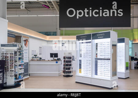 Asda Livingston Store aktualisieren, riß Manager verbunden wird durch Ratsmitglied Lawrence Fitzpatrick und Gemeinschaft Gruppen (diese gehören Freiwillige aus dem Rosebe Stockfoto