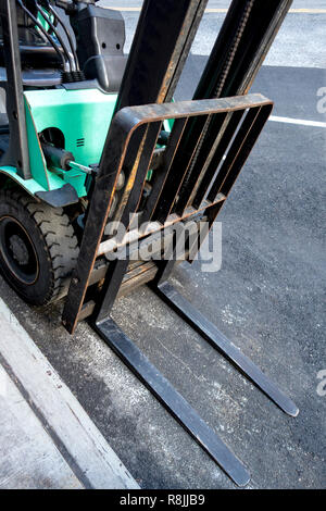 Grüne rusty forklft auf einem großen sity Straße Asphalt Stockfoto