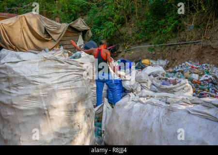 Sammler von Kunststoff bei dump in Rishikesh, Indien Müll Stockfoto