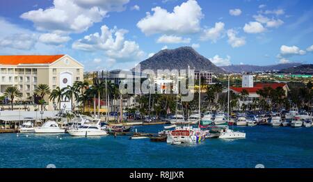 Bunte Fischerboote in Aruba Stockfoto