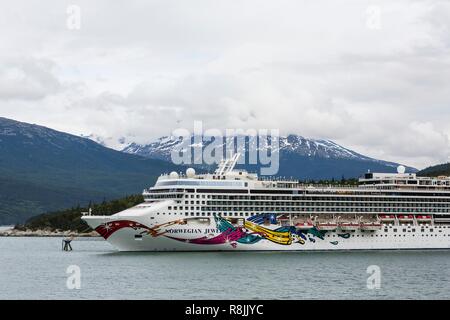 Bunte Schiff unter Bergen Stockfoto