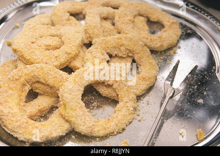 Rohe panierte Zucchini Ringe Silber Platte Stockfoto