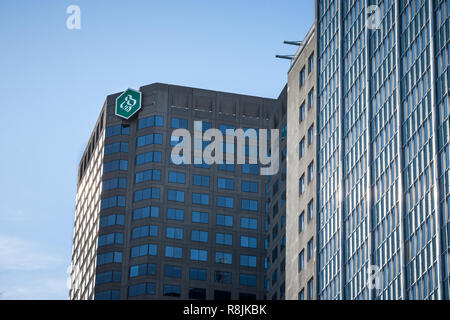 MONTREAL, KANADA - 4. NOVEMBER 2018: Desjardins Bank Logo auf Ihrer Hauptniederlassung für Montreal, Quebec, in der Complexe Desjardins. Mouvement Desjardins Stockfoto